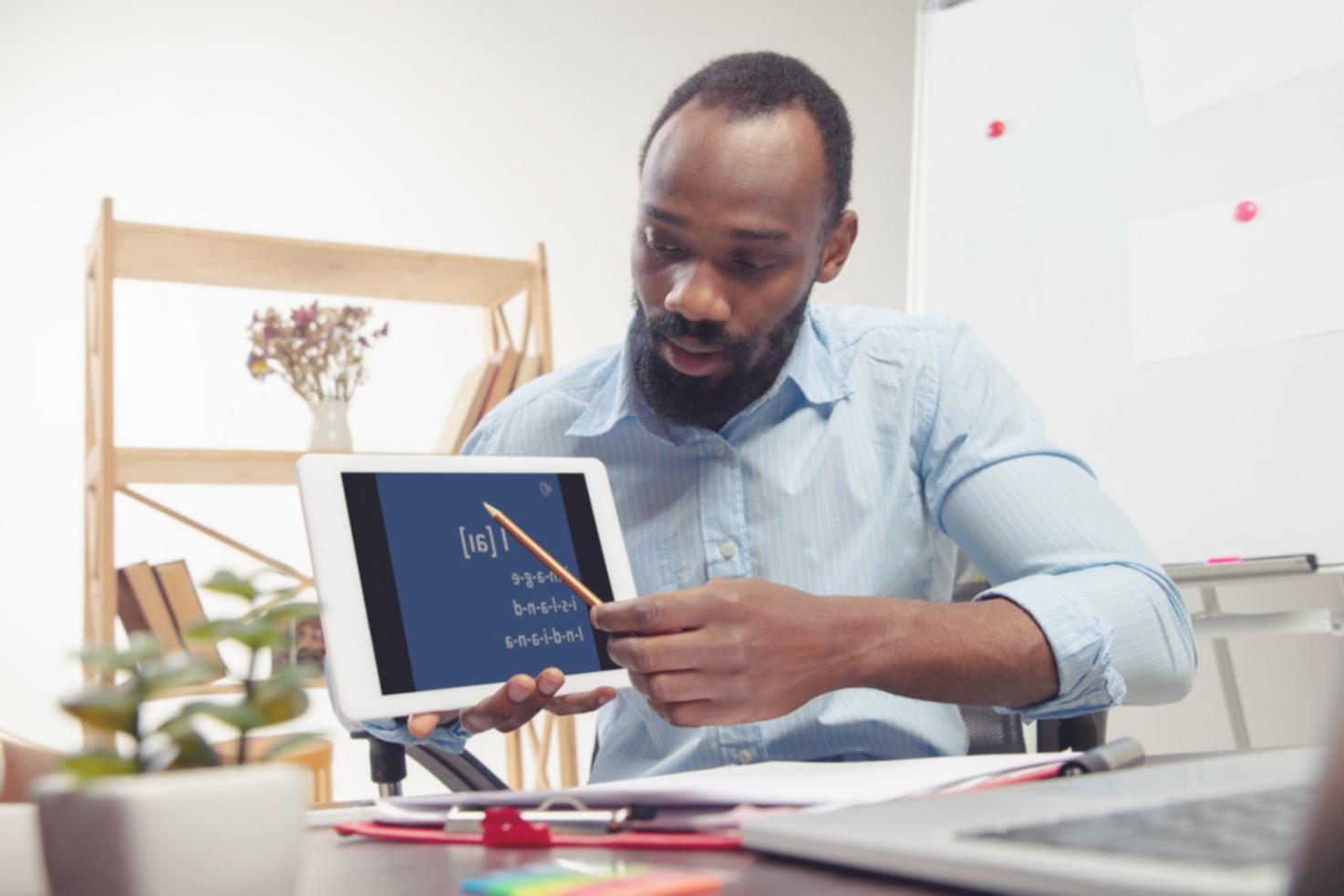 Студенты работают с финансовыми моделями на занятии