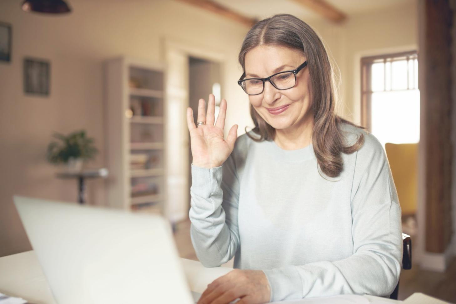 Студент анализирует финансовые данные за рабочим столом